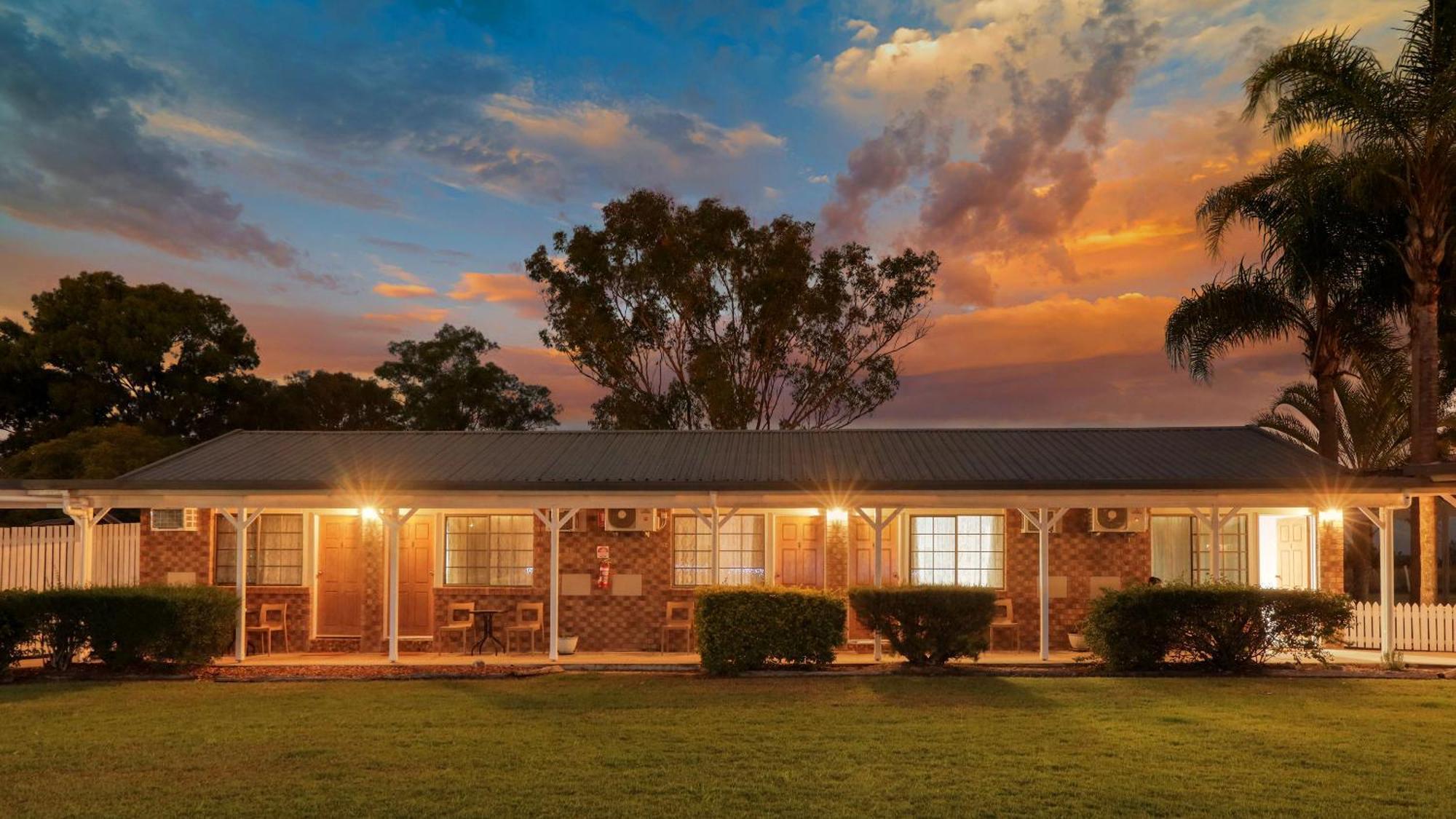 Bororen Koorawatha Homestead Motel المظهر الخارجي الصورة